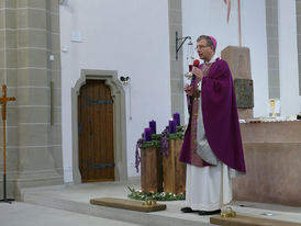 Bischof Dr. Michael Gerber besucht St. Crescentius (Foto: Karl-Franz Thiede)